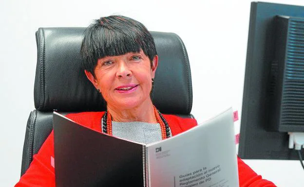 Margarita Uria, directora de la Agencia Vasca de Protección de Datos, posa en su despacho de Vitoria.