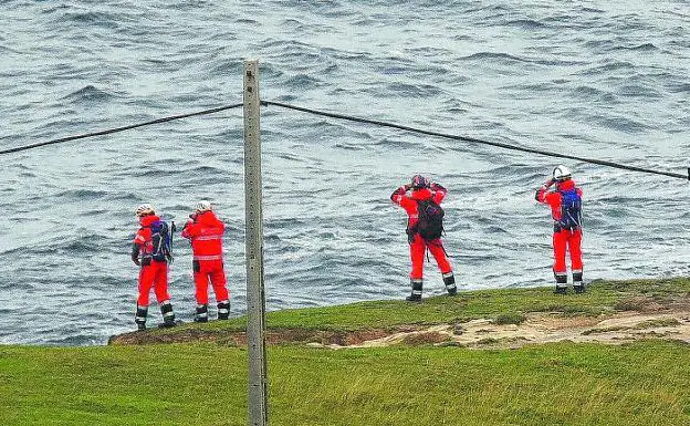 Miembros del operativo de búsqueda, en la cala de Justiz. 