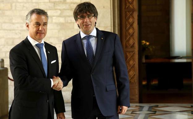 Imagen de archivo de Urkullu y Puigdemont, en una reunión en el Palacio de la Generalitat. / EFE