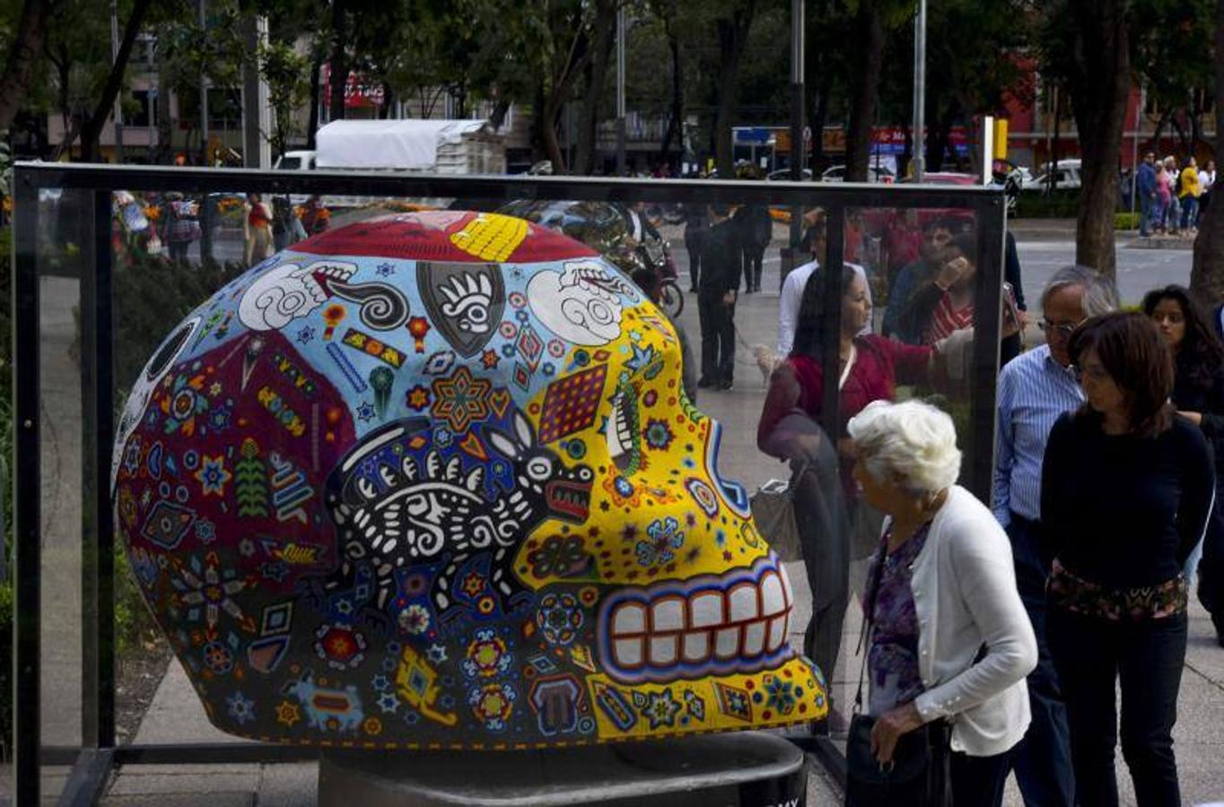Calaveras pintadas en el Paseo Avenida Reforma de Ciudad de México para celebrar el día de los muertos, una de las tradiciones más emblemáticas de México. 