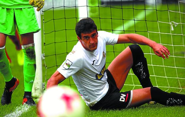 Orbegozo se lamenta tras no conseguir meter el balón dentro de la portería de Osasuna Promesas. 