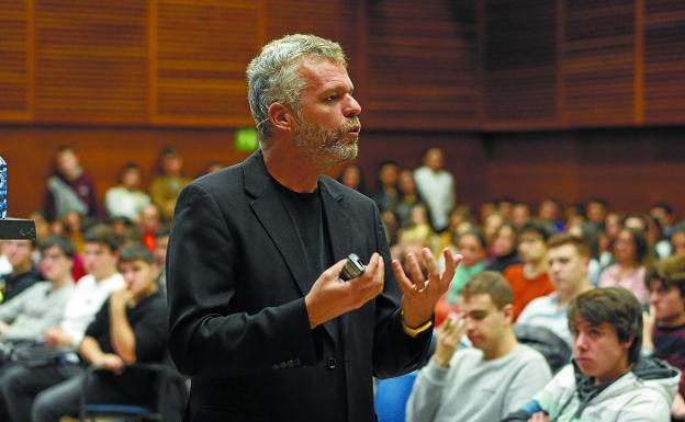 El experto en 'branding' Andy Stalman interactuó ayer con los jóvenes en la apertura de la Donostia Week INN en el Kursaal.