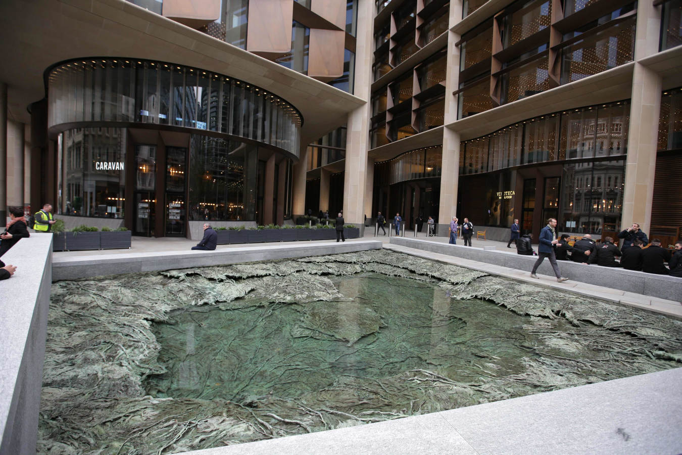 La escultora donostiarra ha estampado su sello a los pies del edificio de Bloomberg