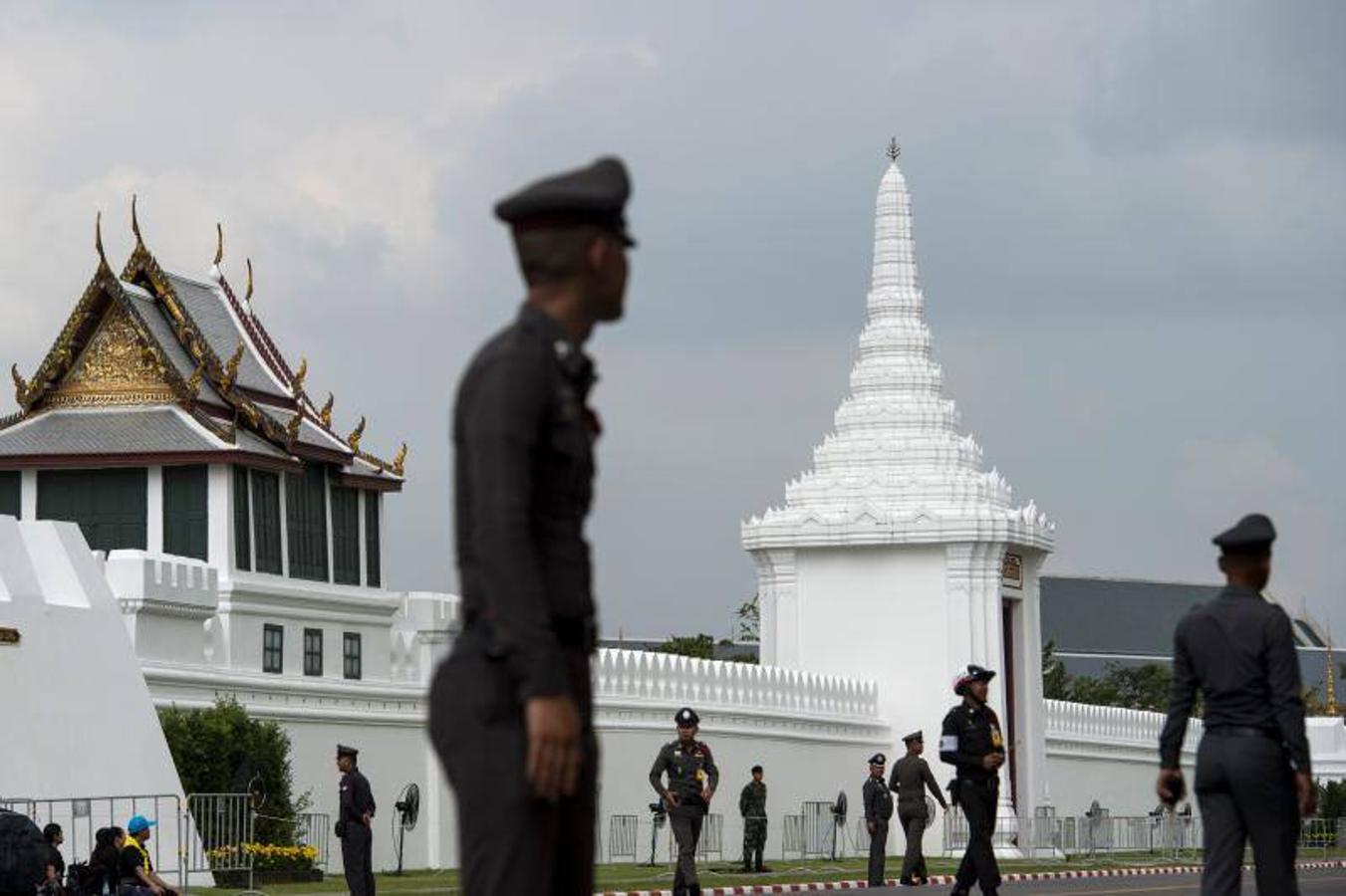Funerales por el rey Bhumibol en el Gran Palacio Real de Bangkok, Tailandia. Los tailandeses recuerdan al monarca fallecido hace un año. 