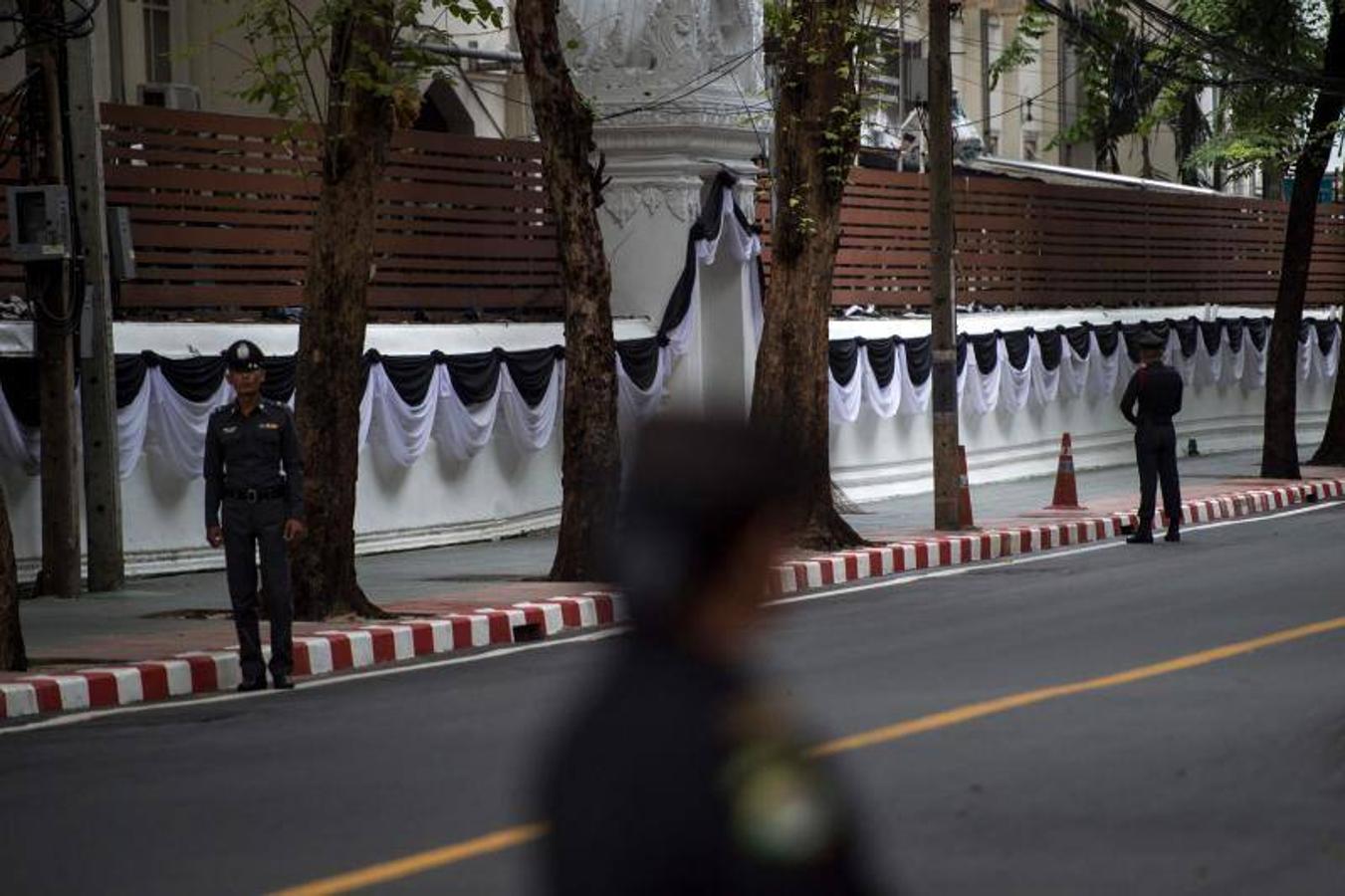 Funerales por el rey Bhumibol en el Gran Palacio Real de Bangkok, Tailandia. Los tailandeses recuerdan al monarca fallecido hace un año. 