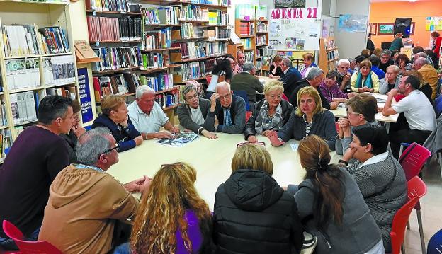 Debate. Reunión celebrada en el colegio Eguzkitza para tratar sobre las parcelas de la subestación y el parvulario y la calle Iñigo de Loyola.