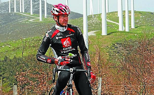 El ciclista Mikel Pradera, en la cima de Oiz. 