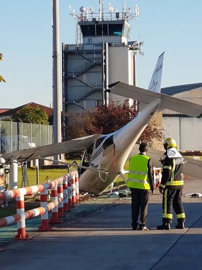 El accidente se ha producido cuando el piloto ha arrancado el aparato y tras quitar los calzos de las ruedas la nave ha rodado sin control por la pista