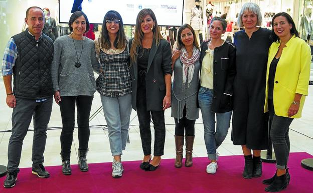 La directora de Gipuzkoa de Moda, Laura Chamorro, junto a la directora de Marketing de Garbera, María Ayastuy, y representantes de las cinco marcas participantes.