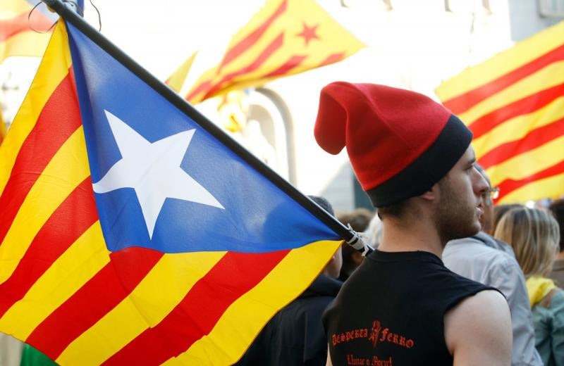 En el momento en el que se comunicaba la decisión del Parlament, la alegría y la emoción ha estallado en la plaza Sant Jaume