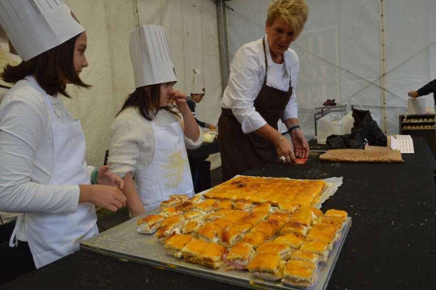 Se han repartido 4.000 reaciones de tarta de San Marcos en la plaza del Triángulo