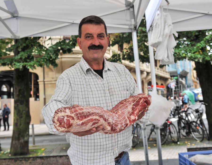 Queso, pan, miel, frutas y verduras son algunos de los productos que se pueden adquirir en el mercado de productos locales que se instala en la plaza Gaskuña el último sábado de cada mes