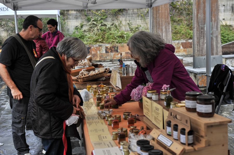 Queso, pan, miel, frutas y verduras son algunos de los productos que se pueden adquirir en el mercado de productos locales que se instala en la plaza Gaskuña el último sábado de cada mes