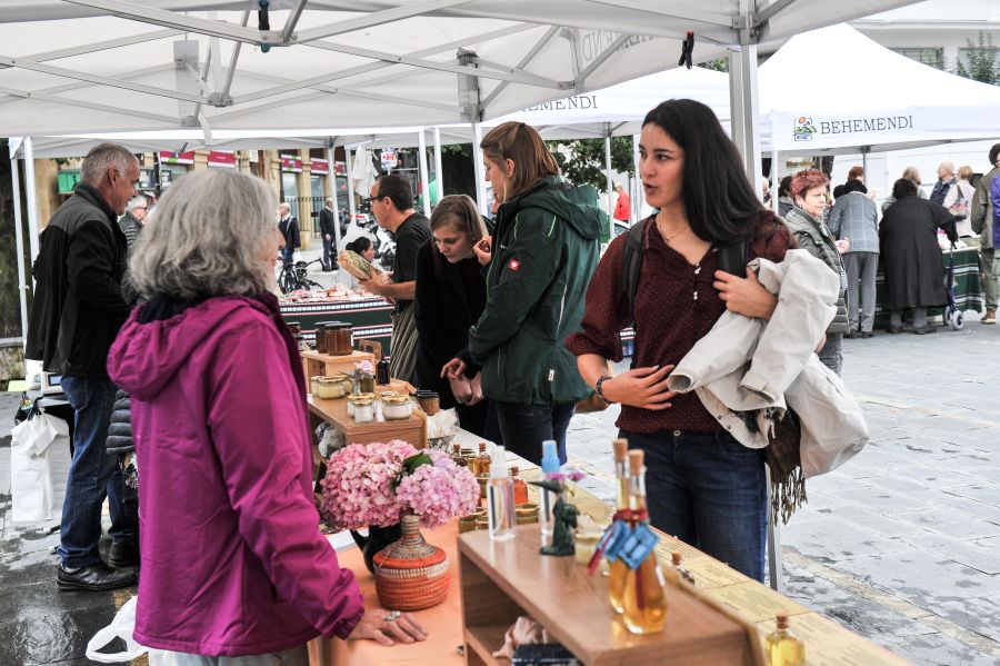 Queso, pan, miel, frutas y verduras son algunos de los productos que se pueden adquirir en el mercado de productos locales que se instala en la plaza Gaskuña el último sábado de cada mes