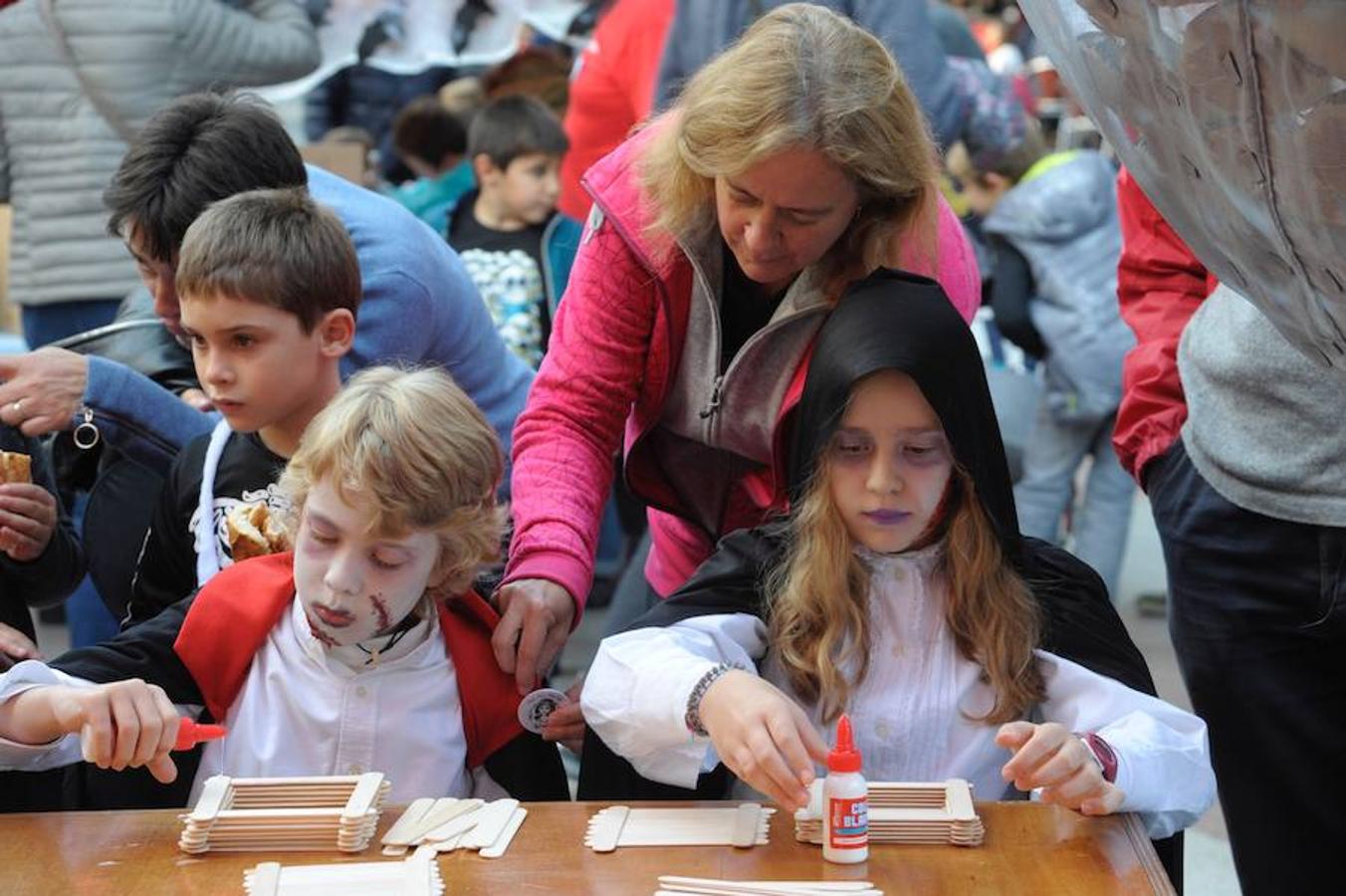 Ya ha arrancado la 28 edición de la Semana de Terror de San Sebastián y durante la primera jornada los más pequeños han sido los protagonistas. Niños y niñas se han coloreado la cara para sumarse así al ambiente festivo y 'espeluznante' de las calles de Donostia. 