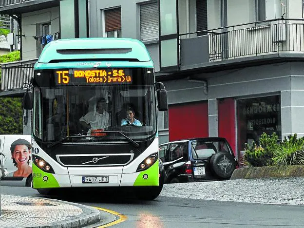 Transporte. Un autobús en la calle Juan Bautista Erro en un servicio entre Tolosa y Donostia. 