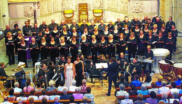 La orquesta SuBerri, en 2013, en la iglesia de San Vicente. 