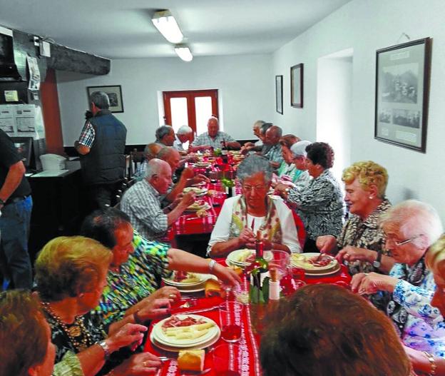 Comida de homenaje a los mayores de Xalbadorpe en Ozkarbi