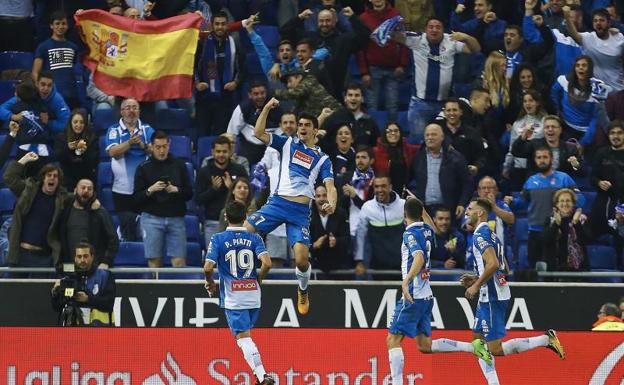 Gerard Moreno celebra su gol al Betis.