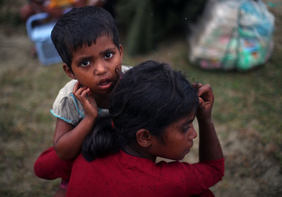 Los rohingya son una etnia de fe musulmana que se concentra en el estado birmano de Rajine. El Estado birmano, donde dominan los budistas, no les reconoce como ciudadanos porque les considera descendientes de inmigrantes ilegales procedentes de Bangladesh.