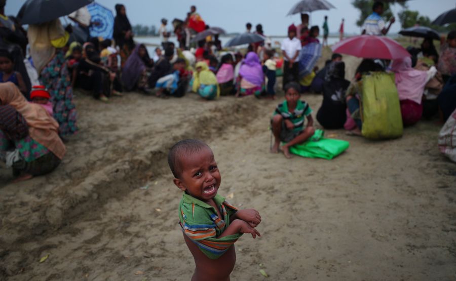 Los rohingya son una etnia de fe musulmana que se concentra en el estado birmano de Rajine. El Estado birmano, donde dominan los budistas, no les reconoce como ciudadanos porque les considera descendientes de inmigrantes ilegales procedentes de Bangladesh.