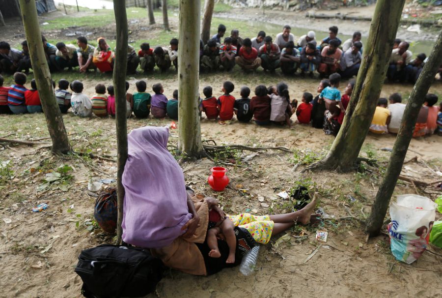 Los rohingya son una etnia de fe musulmana que se concentra en el estado birmano de Rajine. El Estado birmano, donde dominan los budistas, no les reconoce como ciudadanos porque les considera descendientes de inmigrantes ilegales procedentes de Bangladesh.