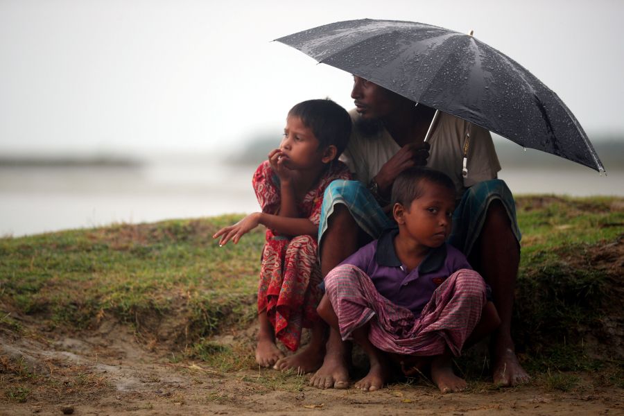 Los rohingya son una etnia de fe musulmana que se concentra en el estado birmano de Rajine. El Estado birmano, donde dominan los budistas, no les reconoce como ciudadanos porque les considera descendientes de inmigrantes ilegales procedentes de Bangladesh.