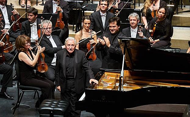 Joaquín Achucarro saluda la público tras el concierto, el pasado lunes.