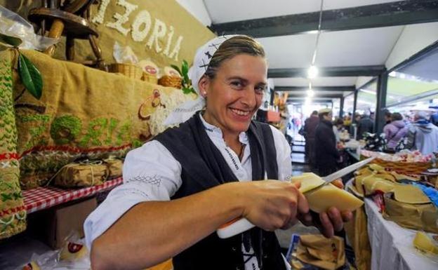 Uno de los puestos de la feria de Gernika. 