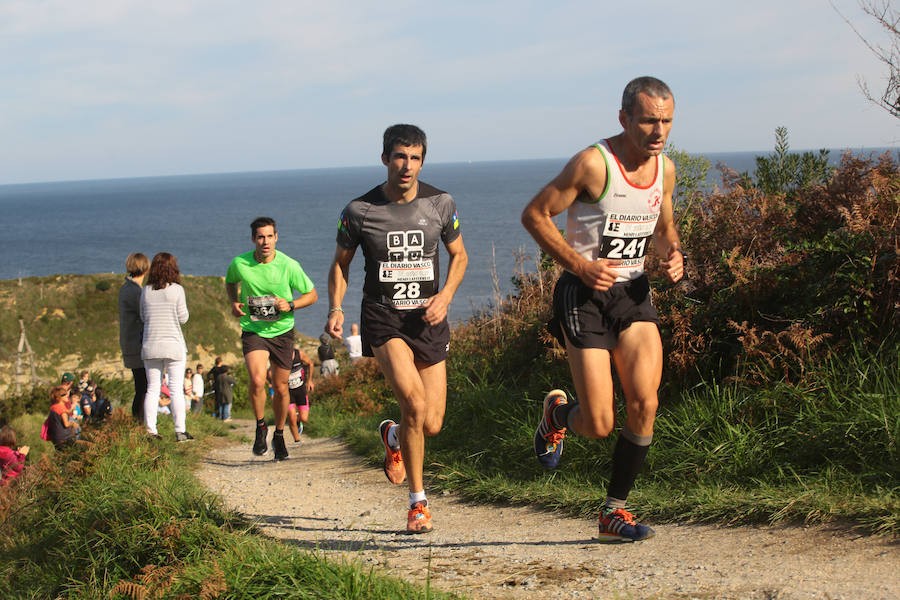 Cerca de 300 atletas participaron en la travesía del Memorial Beñat Elzo y otros 750 pasearon por el bonito paraje de la Talaia Bidea. Iker Oliveri y Claudia Behobide vencen en la Urban Trail de Hondarribia.