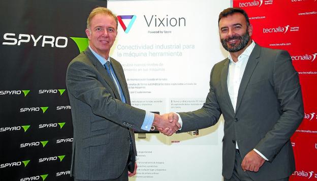 Rodrigo González (Spyro) y Agustín Sáenz (Tecnalia), tras la firma del acuerdo para crear Vixion. 