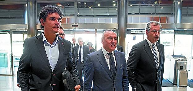 Los diputados generales de los tres territorios, Remeteria (Bizkaia), González (Álava) y Olano (Gipuzkoa) a la entrada del último Consejo Vasco de Finanzas. 