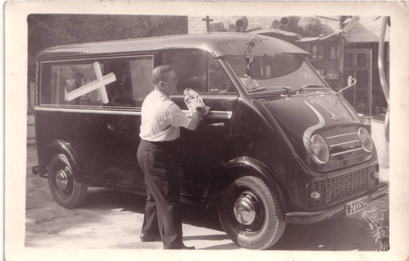 A su paso, los peatones se santiguan o desvían la mirada y los demás automóviles marcan distancias