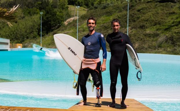 Dos héroes del surf en la ola artificial de Gipuzkoa