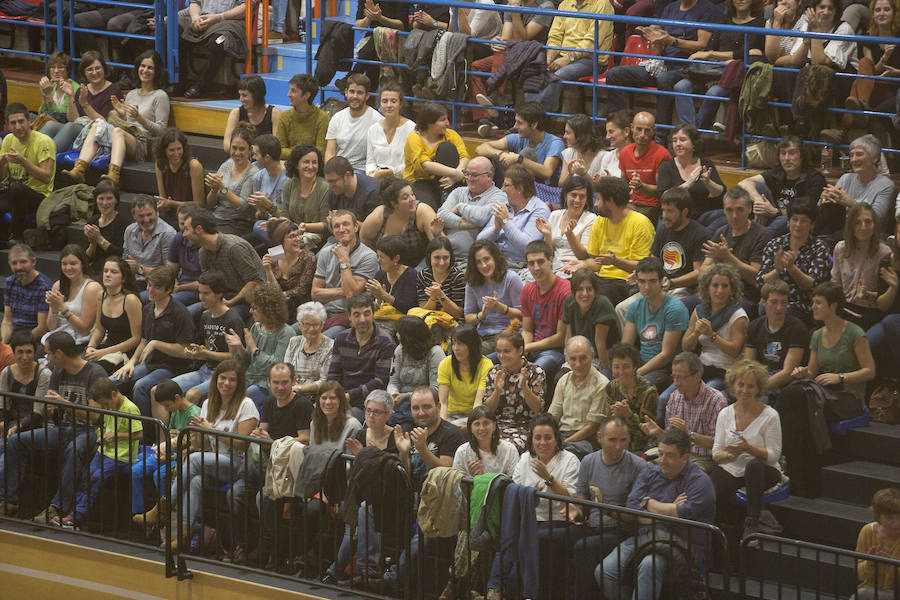 Alde banatako harmailak eta haien arteko pista lepo, 2.200 lagun baino gehiagok jarraitu zuten saioa.