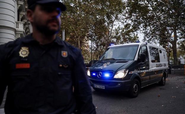 Un furgón de la Guardia Civil sale de la Audiencia Nacional.