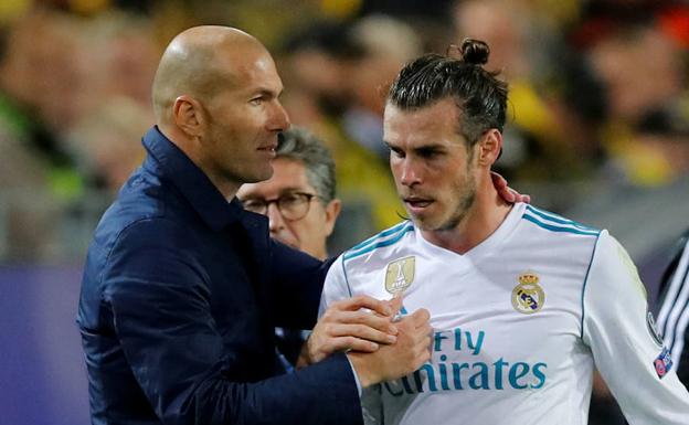 Zidane consuela a Bale al retirarse lesionado. 