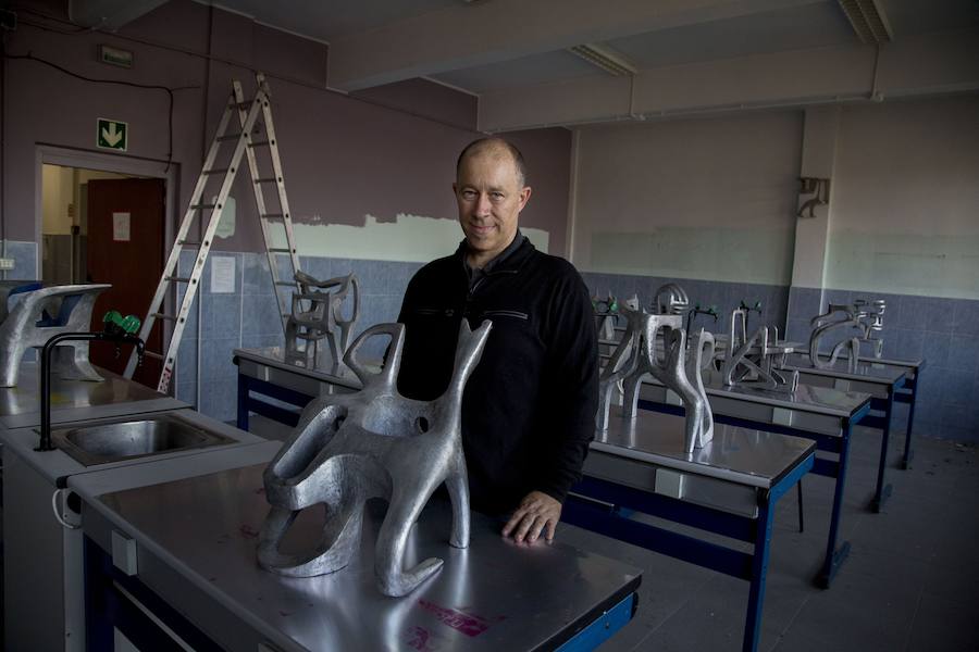 El escultor y pintor Aitor Ruiz de Egino Otegi (Hernani, 1971) ha montado en Hernani la gran exposición de su vida. Se puede admirar su obra en la antigua ikastola Urumea.