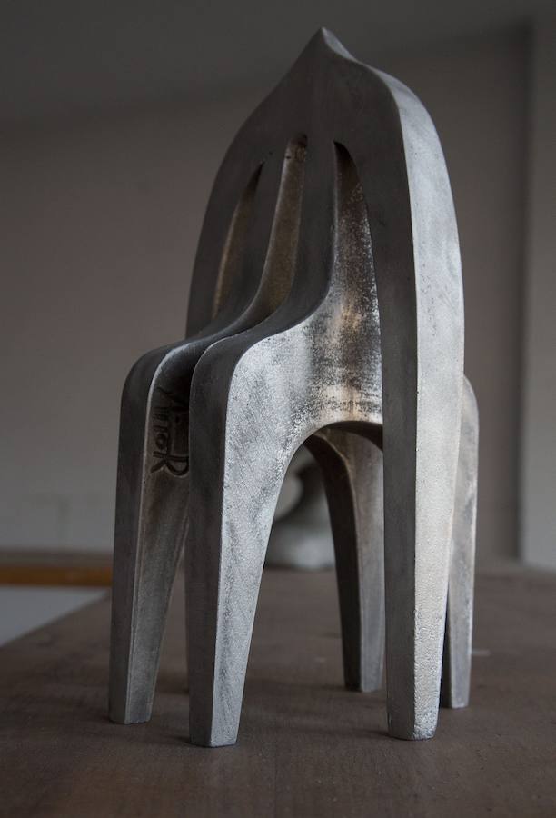 El escultor y pintor Aitor Ruiz de Egino Otegi (Hernani, 1971) ha montado en Hernani la gran exposición de su vida. Se puede admirar su obra en la antigua ikastola Urumea.