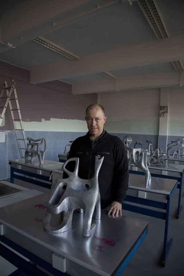 El escultor y pintor Aitor Ruiz de Egino Otegi (Hernani, 1971) ha montado en Hernani la gran exposición de su vida. Se puede admirar su obra en la antigua ikastola Urumea.