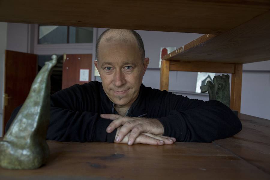 El escultor y pintor Aitor Ruiz de Egino Otegi (Hernani, 1971) ha montado en Hernani la gran exposición de su vida. Se puede admirar su obra en la antigua ikastola Urumea.