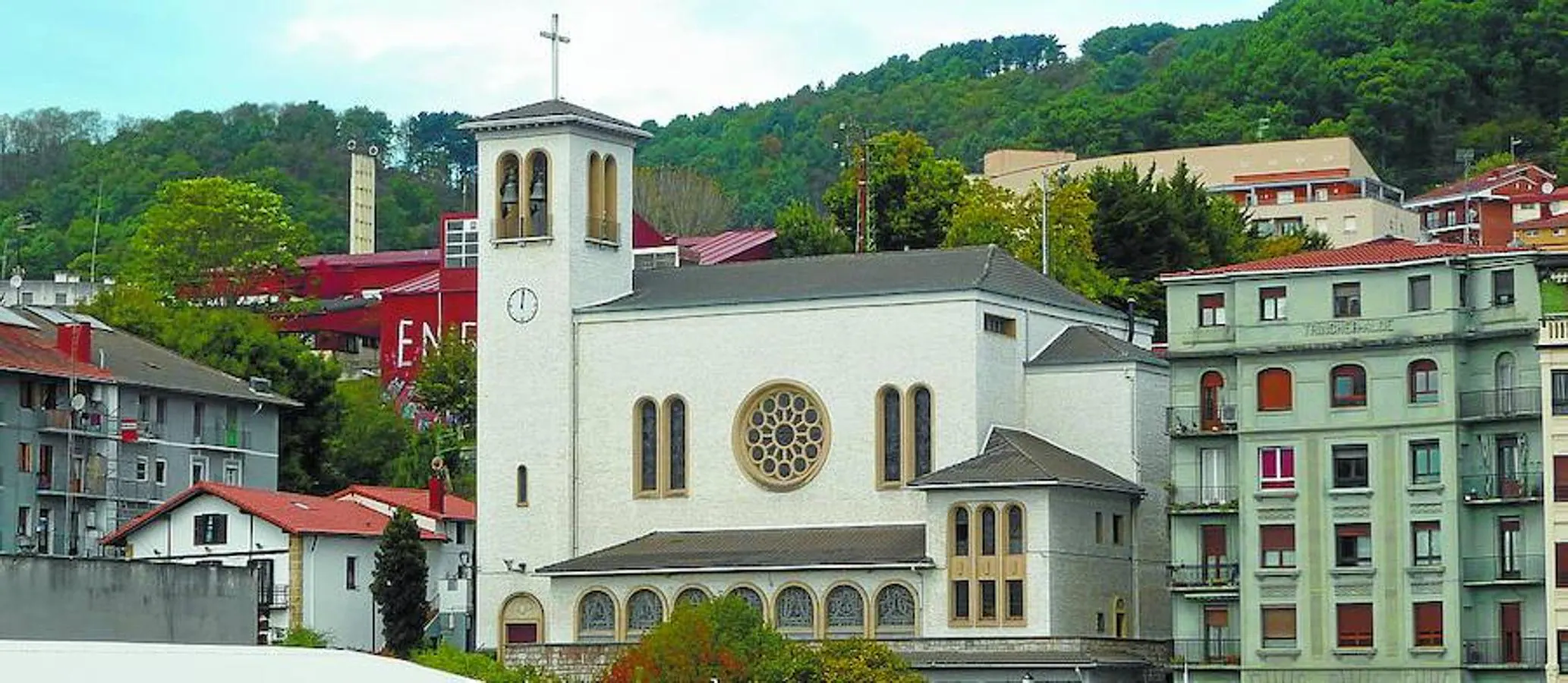 La iglesia de Nuestra Señora del Carmen de Trintxerpe es otra de sus creaciones.