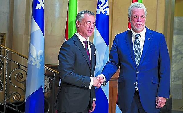 El lehendakari Iñigo Urkullu y el primer ministro del Gobierno de Quebec, Philippe Couillard, se saludan el pasado martes