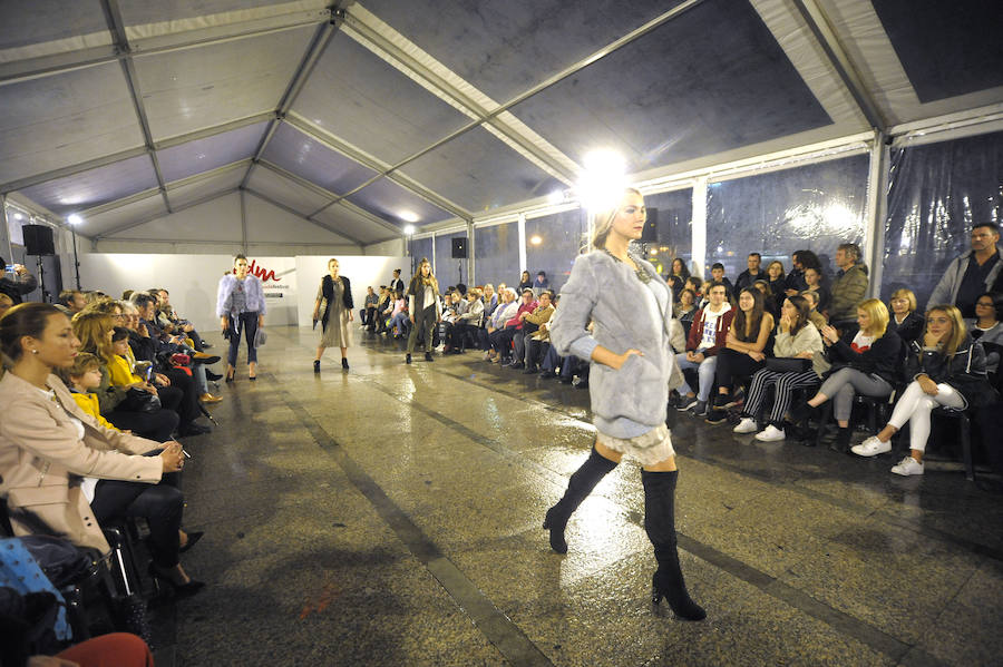 La plaza Nafarroa Behea de Gros se ha convertido este sábado en una pasarela de moda en la que comerciantes del barrio han podido mostrar sus colecciones para esta nueva temporada otoño-invierno. 