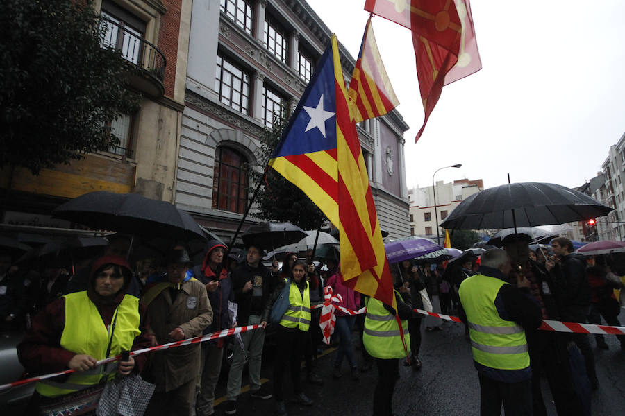 Miles de personas desafían el mal tiempo y recorren la capital vizcaína reivincando el derecho a decidir y protestando contra el 155 y la encarcelación de medio Govern