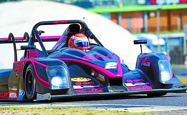 Vilariño pilota su monoplaza en el circuito de Estoril. 