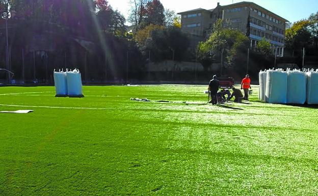 Renovación. El nuevo césped artificial ya se ha ido instalando en el terreno de juego de Don Bosco. 