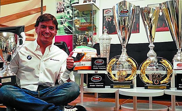 Heptacampeón. Ander Vilariño posa con todos los trofeos europeos que ha conseguido en su dilatada trayectoria. 