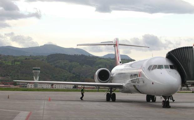 Un avión de Volotea en el aeropuerto de Loiu. 