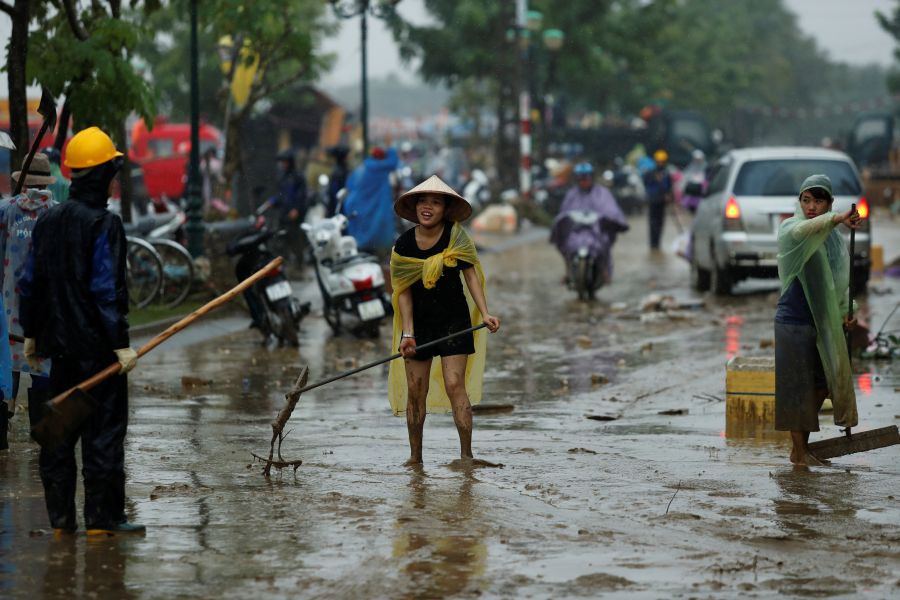 Soldados de Vietnam ayudan con la limpieza de escombros causados ​​por las inundaciones del tifón Damrey en la antigua ciudad de Hoi An, Vietnam, patrimonio de la UNESCO